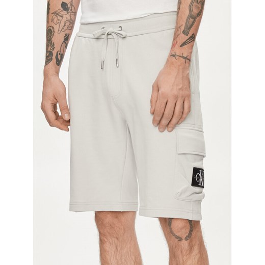 Calvin Klein Jeans Szorty sportowe Monologo Badge J30J325132 Szary Regular Fit ze sklepu MODIVO w kategorii Spodenki męskie - zdjęcie 182736223
