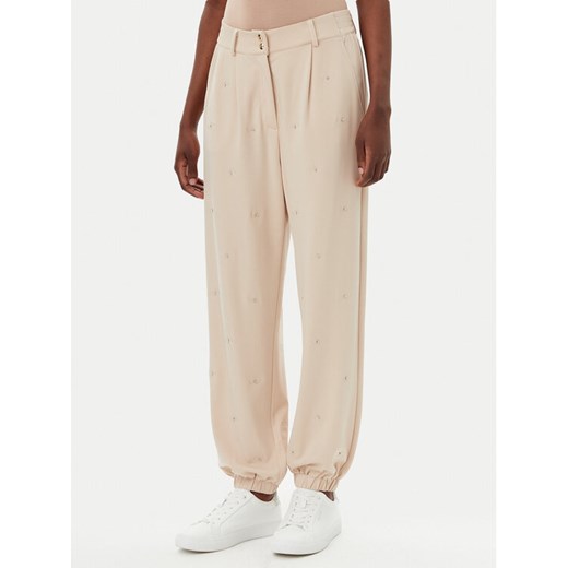 Liu Jo Sport Spodnie dresowe TA5193 J5942 Beżowy Relaxed Fit ze sklepu MODIVO w kategorii Spodnie damskie - zdjęcie 182736531