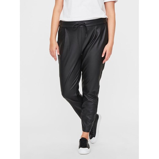 Vero Moda Curve Spodnie z imitacji skóry 10225775 Czarny Regular Fit ze sklepu MODIVO w kategorii Spodnie damskie - zdjęcie 182737180