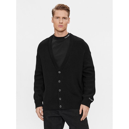Calvin Klein Jeans Kardigan J30J325066 Czarny Regular Fit ze sklepu MODIVO w kategorii Swetry męskie - zdjęcie 182737684