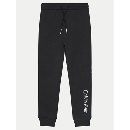 Calvin Klein Jeans Spodnie dresowe IU0IU00681 Czarny Regular Fit ze sklepu MODIVO w kategorii Spodnie chłopięce - zdjęcie 182738224
