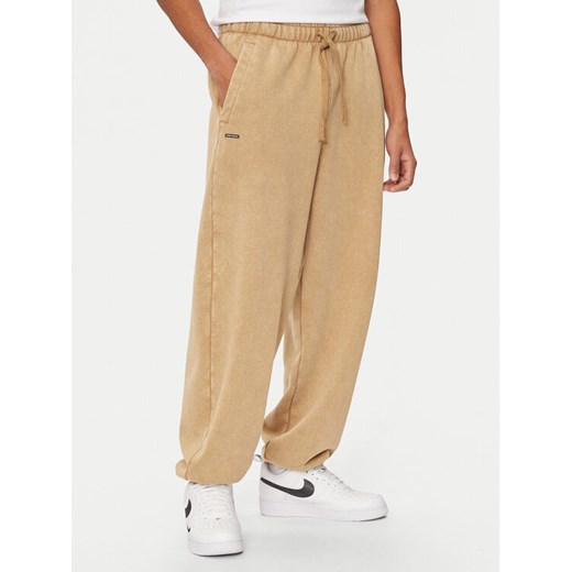 Under Armour Spodnie dresowe UA Icon 1386554 Beżowy Loose Fit ze sklepu MODIVO w kategorii Spodnie męskie - zdjęcie 182738910