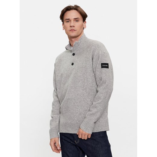 Calvin Klein Sweter K10K111960 Szary Regular Fit ze sklepu MODIVO w kategorii Swetry męskie - zdjęcie 182738981