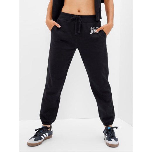 Gap Spodnie dresowe 463492-04 Czarny Regular Fit ze sklepu MODIVO w kategorii Spodnie damskie - zdjęcie 182739932