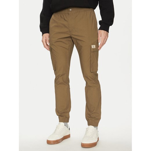 Calvin Klein Jeans Joggery J30J327614 Beżowy Skinny Fit ze sklepu MODIVO w kategorii Spodnie męskie - zdjęcie 182740024