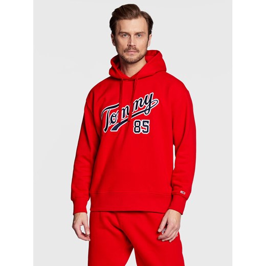 Tommy Jeans Bluza College DM0DM15711 Czerwony Relaxed Fit ze sklepu MODIVO w kategorii Bluzy męskie - zdjęcie 182740971