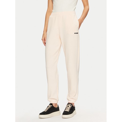 Guess Spodnie dresowe V5RB02 KCLD1 Écru Regular Fit ze sklepu MODIVO w kategorii Spodnie damskie - zdjęcie 182741024