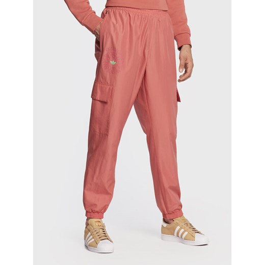 adidas Spodnie dresowe Ozworld HL9254 Pomarańczowy Regular Fit ze sklepu MODIVO w kategorii Spodnie męskie - zdjęcie 182741883