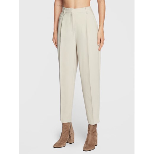 Bruuns Bazaar Spodnie materiałowe Cindysus Dagny BBW2393 Écru Loose Fit ze sklepu MODIVO w kategorii Spodnie damskie - zdjęcie 182741944