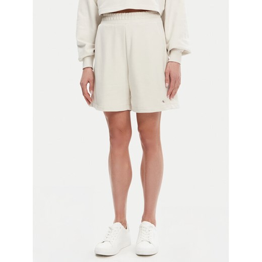 Calvin Klein Jeans Szorty sportowe J20J225221 Beżowy Relaxed Fit ze sklepu MODIVO w kategorii Szorty - zdjęcie 182743794