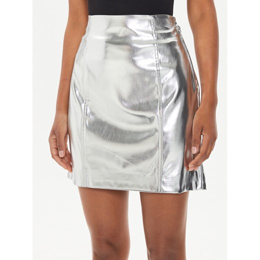 Guess Spódnica z imitacji skóry W4YD71 WGAP0 Srebrny Regular Fit ze sklepu MODIVO w kategorii Spódnice - zdjęcie 182743972