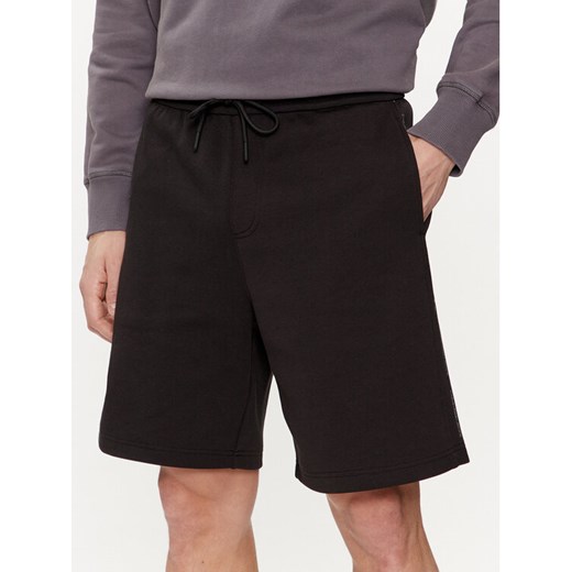 Calvin Klein Jeans Szorty sportowe Logo Repeat J30J325129 Czarny Regular Fit ze sklepu MODIVO w kategorii Spodenki męskie - zdjęcie 182744374