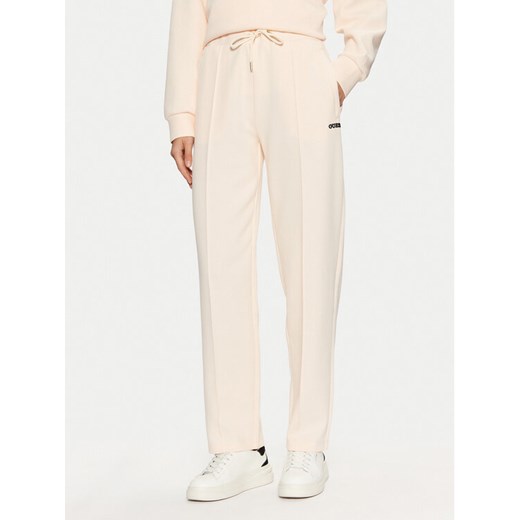 Guess Spodnie materiałowe V5RB01 KCLD1 Écru Regular Fit ze sklepu MODIVO w kategorii Spodnie damskie - zdjęcie 182745090