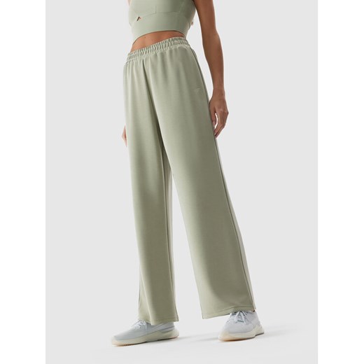 4F Spodnie dresowe 4FAW23TTROF459 Khaki Regular Fit ze sklepu MODIVO w kategorii Spodnie damskie - zdjęcie 182745624