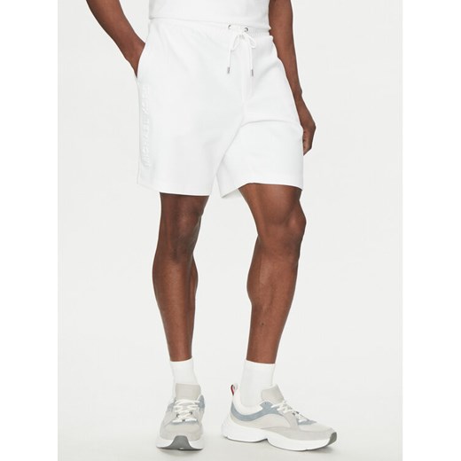 Michael Kors Szorty sportowe CR552G15MF Biały Regular Fit ze sklepu MODIVO w kategorii Spodenki męskie - zdjęcie 182745770