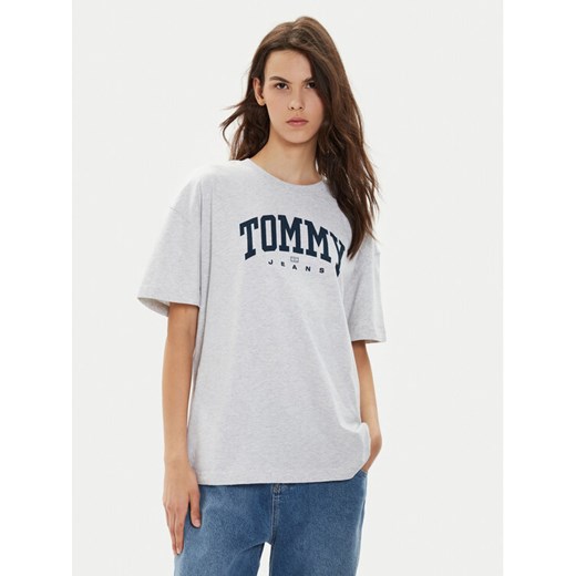 Tommy Jeans T-Shirt Varsity DW0DW18403 Szary Oversize ze sklepu MODIVO w kategorii Bluzki damskie - zdjęcie 182746180