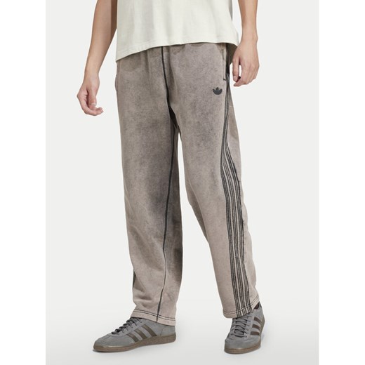 adidas Spodnie dresowe Premium Essentials Retro JD0217 Szary Loose Fit ze sklepu MODIVO w kategorii Spodnie męskie - zdjęcie 182746310