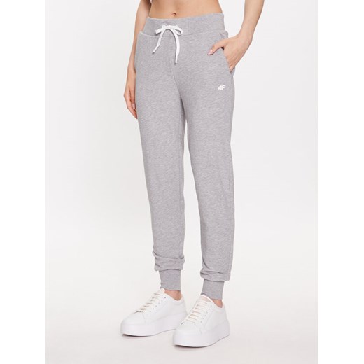 4F Spodnie dresowe 4FSS23TTROF229 Szary Regular Fit ze sklepu MODIVO w kategorii Spodnie damskie - zdjęcie 182746594