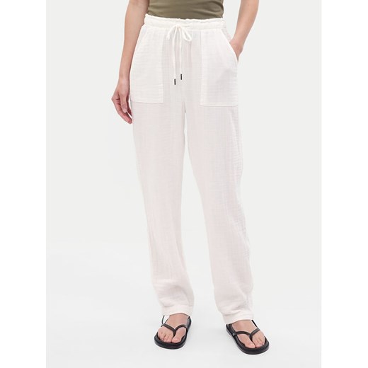 Gap Spodnie materiałowe 541243-02 Biały Loose Fit ze sklepu MODIVO w kategorii Spodnie damskie - zdjęcie 182747761