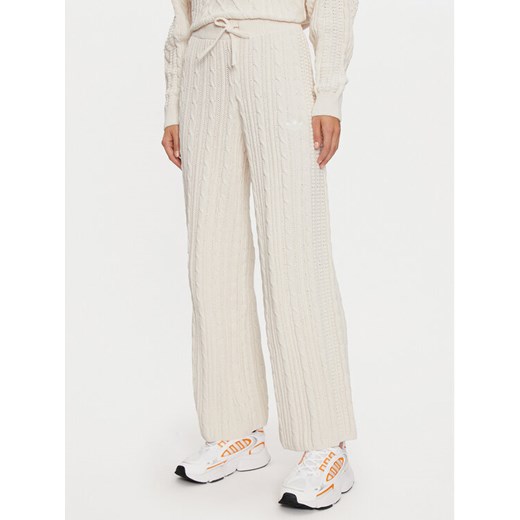 adidas Spodnie dzianinowe JN7658 Écru Regular Fit ze sklepu MODIVO w kategorii Spodnie damskie - zdjęcie 182747882