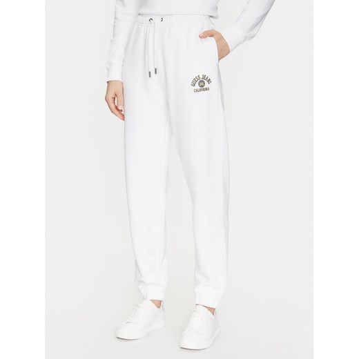 Guess Spodnie dresowe W5RB63 K68I4 Biały Regular Fit ze sklepu MODIVO w kategorii Spodnie damskie - zdjęcie 182747972