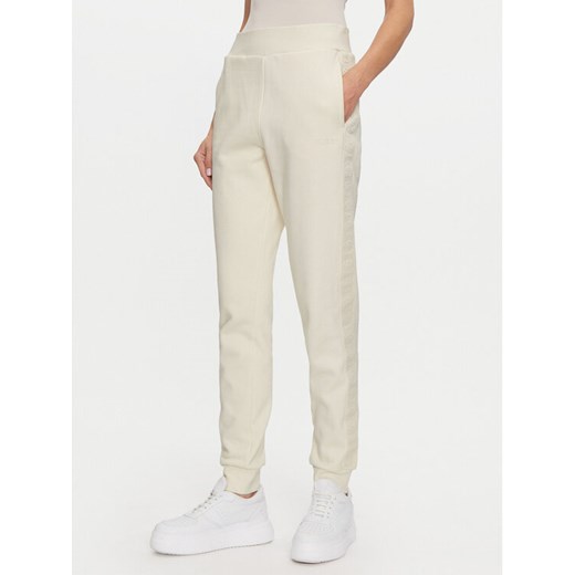 Guess Spodnie dresowe Stacie V4BB00 KC5O0 Écru Regular Fit ze sklepu MODIVO w kategorii Spodnie damskie - zdjęcie 182748484