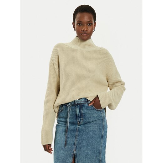 Calvin Klein Jeans Golf J20J224227 Beżowy Relaxed Fit ze sklepu MODIVO w kategorii Swetry damskie - zdjęcie 182748944