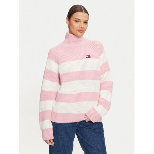 Tommy Jeans Golf Badge DW0DW19914 Różowy Regular Fit ze sklepu MODIVO w kategorii Swetry damskie - zdjęcie 182749804