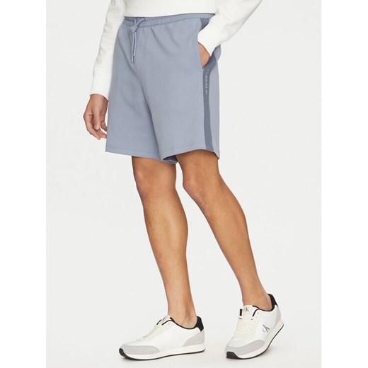 Calvin Klein Jeans Szorty sportowe J30J327246 Niebieski Relaxed Fit ze sklepu MODIVO w kategorii Spodenki męskie - zdjęcie 182750553