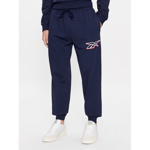 Reebok Spodnie dresowe Identity IN1685 Granatowy Regular Fit ze sklepu MODIVO w kategorii Spodnie męskie - zdjęcie 182750570