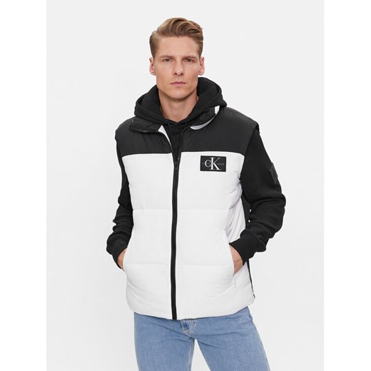 Calvin Klein Jeans Kamizelka J30J324665 Biały Regular Fit ze sklepu MODIVO w kategorii Kamizelki męskie - zdjęcie 182750894