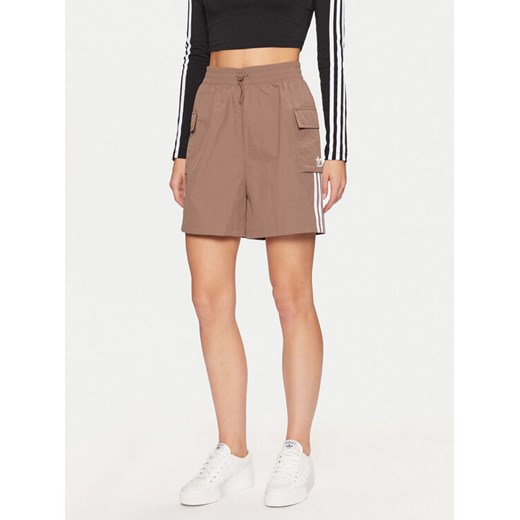 adidas Szorty sportowe adicolor JC8132 Beżowy Loose Fit ze sklepu MODIVO w kategorii Szorty - zdjęcie 182751130
