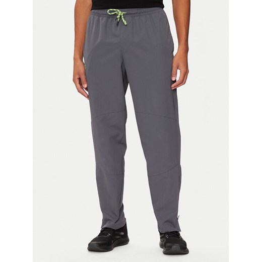 Under Armour Spodnie dresowe Ua Legacy Windbreaker 1382876 Szary Regular Fit ze sklepu MODIVO w kategorii Spodnie męskie - zdjęcie 182751454