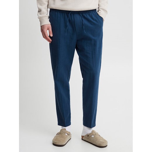 Casual Friday Spodnie materiałowe 20504738 Granatowy Regular Fit ze sklepu MODIVO w kategorii Spodnie męskie - zdjęcie 182751502