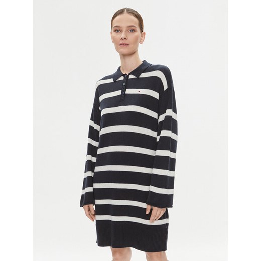 Tommy Hilfiger Sukienka dzianinowa WW0WW39931 Granatowy Relaxed Fit ze sklepu MODIVO w kategorii Sukienki - zdjęcie 182751573