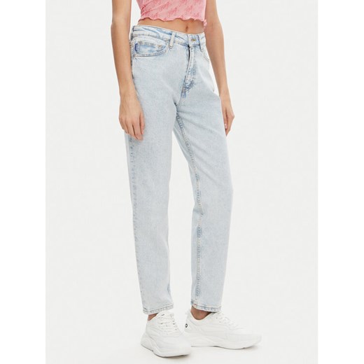 HUGO Jeansy Noe 50520613 Błękitny Mom Fit ze sklepu MODIVO w kategorii Jeansy damskie - zdjęcie 182751984