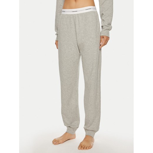 Calvin Klein Underwear Spodnie dresowe 000QS7271E Szary Regular Fit ze sklepu MODIVO w kategorii Spodnie damskie - zdjęcie 182752390
