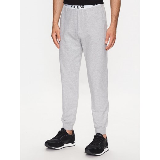 Guess Joggery U3YB00 KBS91 Szary Regular Fit ze sklepu MODIVO w kategorii Spodnie męskie - zdjęcie 182752722
