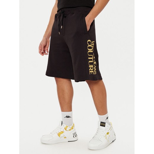 Versace Jeans Couture Szorty sportowe 78GADT05 Czarny Regular Fit ze sklepu MODIVO w kategorii Spodenki męskie - zdjęcie 182753123