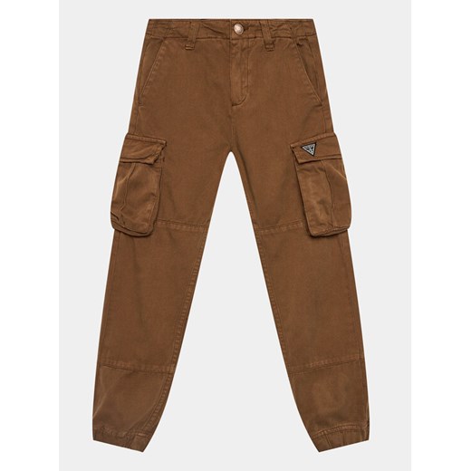Guess Spodnie materiałowe L3BB02 WE1L0 Brązowy Regular Fit ze sklepu MODIVO w kategorii Spodnie chłopięce - zdjęcie 182753313