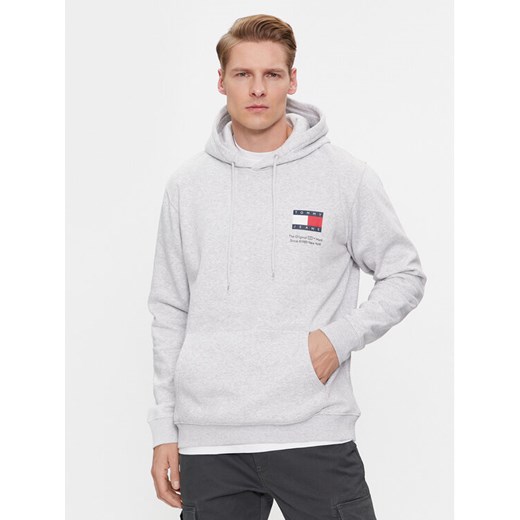 Tommy Jeans Bluza Essential Flag DM0DM18418 Szary Regular Fit ze sklepu MODIVO w kategorii Bluzy męskie - zdjęcie 182754650