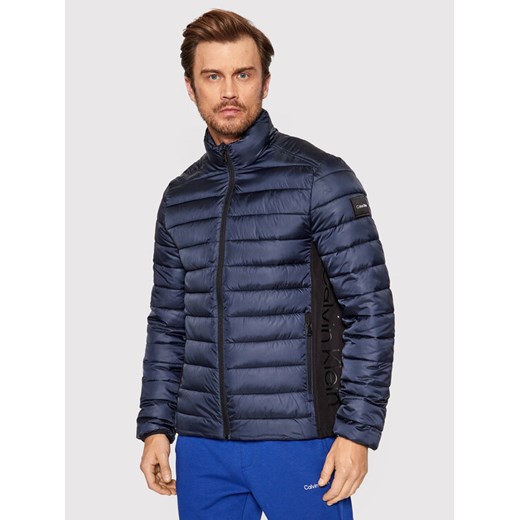 Calvin Klein Kurtka przejściowa Recycled Side K10K108291 Granatowy Regular Fit ze sklepu MODIVO w kategorii Kurtki męskie - zdjęcie 182754883