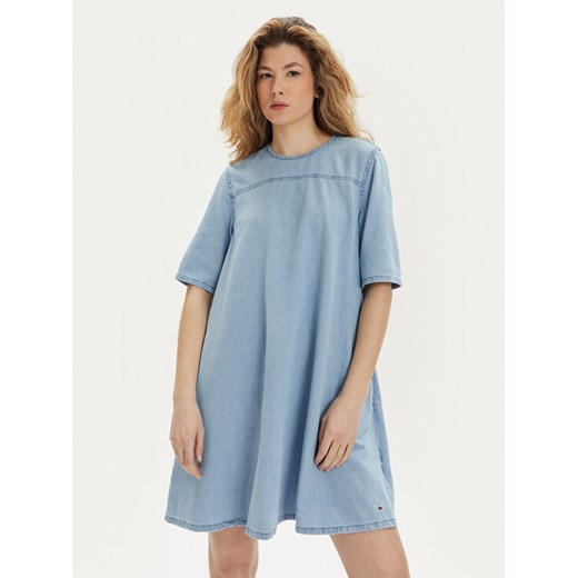 Tommy Jeans Sukienka codzienna Chambray DW0DW17932 Niebieski Relaxed Fit ze sklepu MODIVO w kategorii Sukienki - zdjęcie 182755102