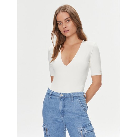 Guess Body Chia V3BP23 KC450 Écru Slim Fit ze sklepu MODIVO w kategorii Bluzki damskie - zdjęcie 182755431