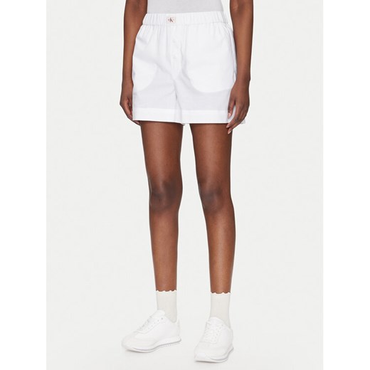 Calvin Klein Jeans Szorty materiałowe J20J225218 Biały Relaxed Fit ze sklepu MODIVO w kategorii Szorty - zdjęcie 182756314