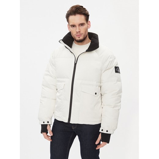 Calvin Klein Jeans Kurtka zimowa J30J324064 Biały Relaxed Fit ze sklepu MODIVO w kategorii Kurtki męskie - zdjęcie 182756601