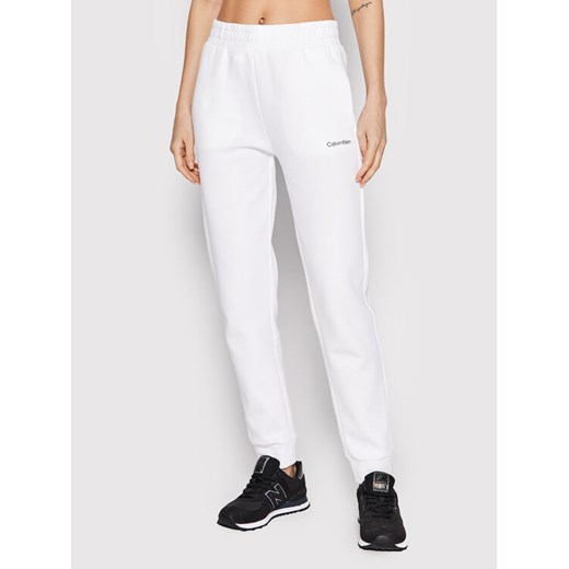 Calvin Klein Spodnie dresowe Micro Logo Essential K20K204424 Biały Regular Fit ze sklepu MODIVO w kategorii Spodnie damskie - zdjęcie 182756832