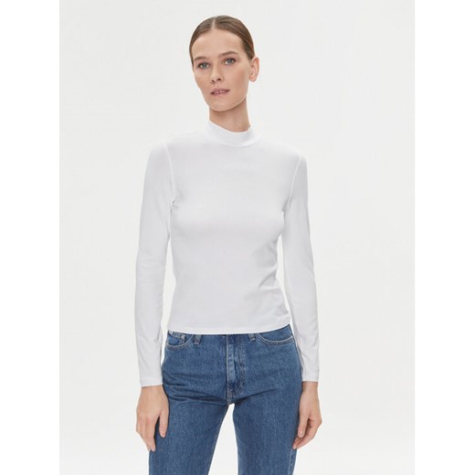 Calvin Klein Golf K20K206067 Biały Slim Fit ze sklepu MODIVO w kategorii Bluzki damskie - zdjęcie 182757311