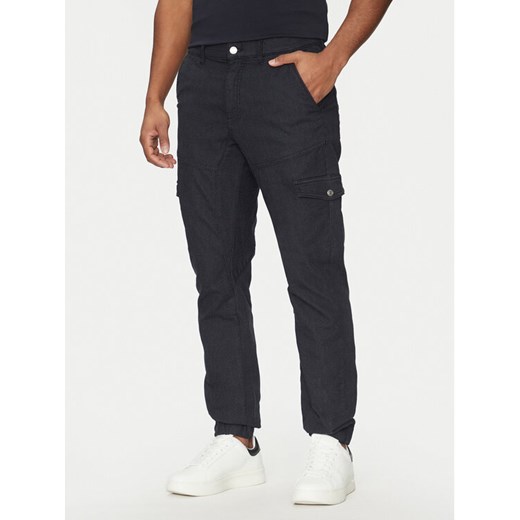 Guess Spodnie materiałowe M5RB54 WGXY1 Granatowy Slim Fit ze sklepu MODIVO w kategorii Spodnie męskie - zdjęcie 182757411