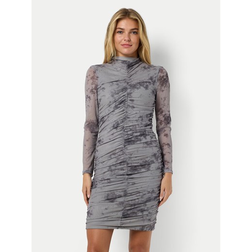 Noisy May Sukienka codzienna Iggy 27031596 Szary Slim Fit ze sklepu MODIVO w kategorii Sukienki - zdjęcie 182757451